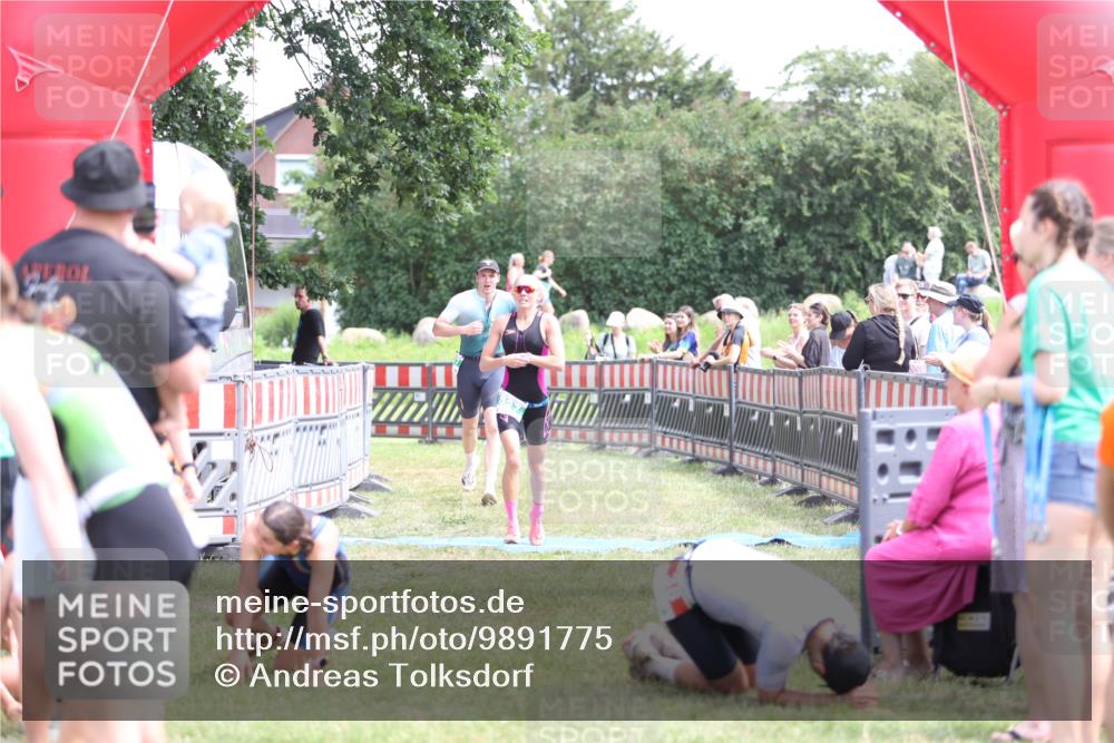 21.06.2026 - 29. Vierlanden-Triathlon Andreas Tolksdorf http://msf.ph/oto/9891775 21.06.2026 13:28:44 Ziel 707, 827, 707, 827 meine-sportfotos.de