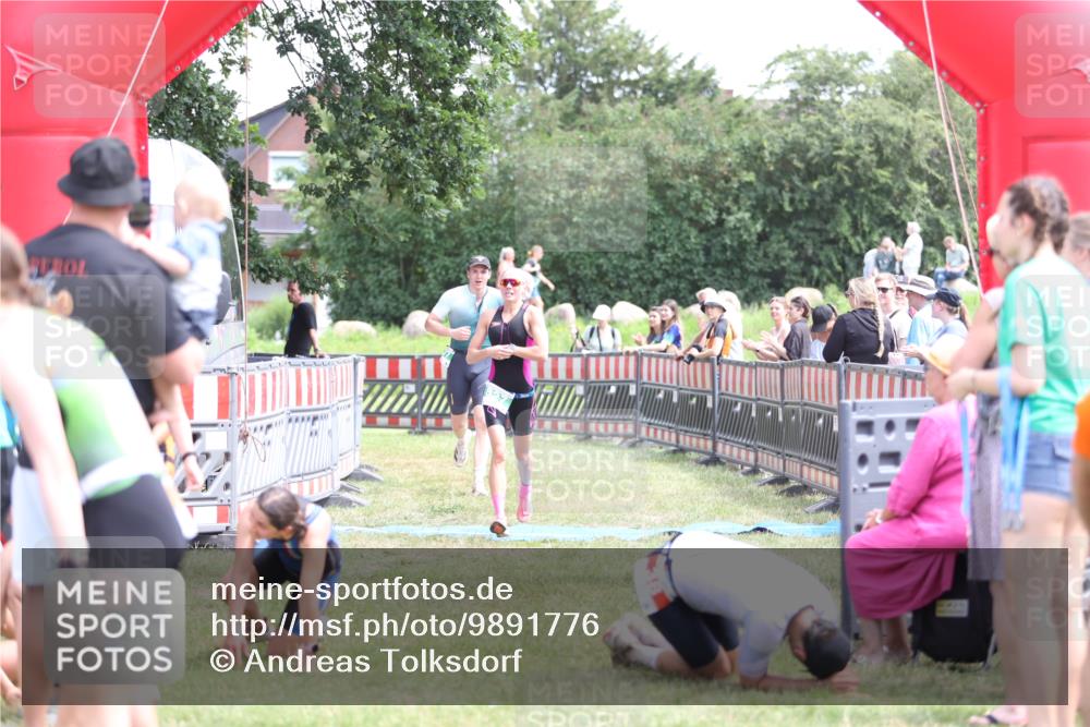 21.06.2026 - 29. Vierlanden-Triathlon Andreas Tolksdorf http://msf.ph/oto/9891776 21.06.2026 13:28:44 Ziel 707, 827, 707, 827 meine-sportfotos.de