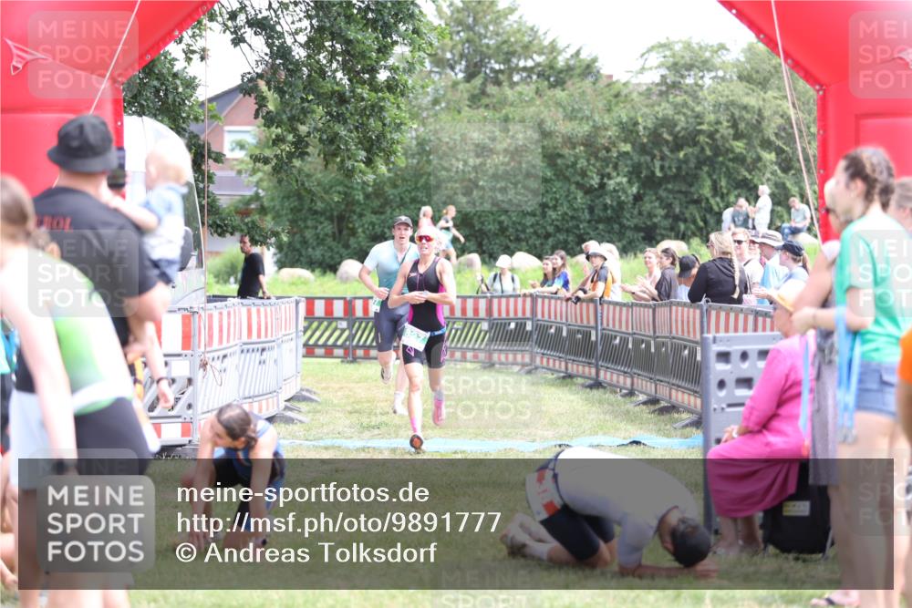 21.06.2026 - 29. Vierlanden-Triathlon Andreas Tolksdorf http://msf.ph/oto/9891777 21.06.2026 13:28:44 Ziel 707, 827, 707, 827 meine-sportfotos.de