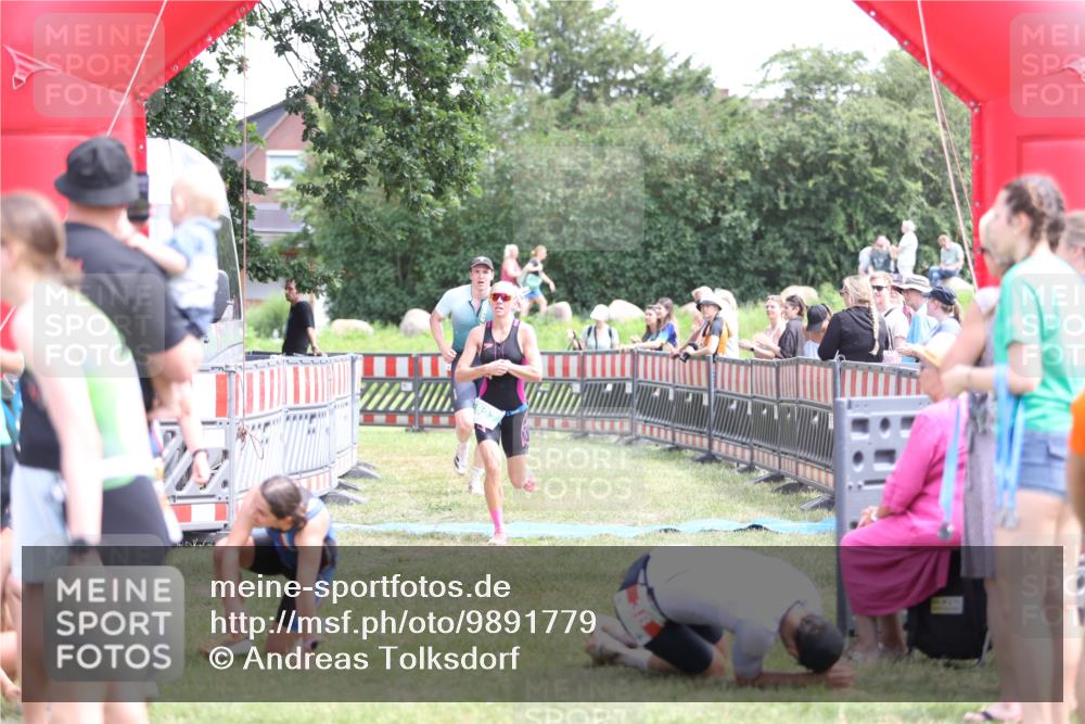 21.06.2026 - 29. Vierlanden-Triathlon Andreas Tolksdorf http://msf.ph/oto/9891779 21.06.2026 13:28:44 Ziel 707, 827, 707, 827 meine-sportfotos.de