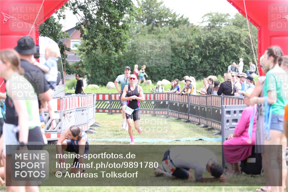 21.06.2026 - 29. Vierlanden-Triathlon Andreas Tolksdorf http://msf.ph/oto/9891780 21.06.2026 13:28:44 Ziel 707, 827, 707, 827 meine-sportfotos.de