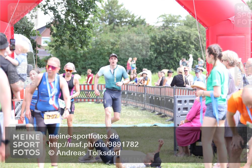 21.06.2026 - 29. Vierlanden-Triathlon Andreas Tolksdorf http://msf.ph/oto/9891782 21.06.2026 13:28:47 Ziel 707, 827, 901, 707, 827, 901 meine-sportfotos.de