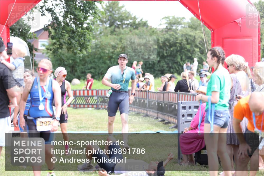21.06.2026 - 29. Vierlanden-Triathlon Andreas Tolksdorf http://msf.ph/oto/9891786 21.06.2026 13:28:47 Ziel 707, 827, 901, 707, 827, 901 meine-sportfotos.de