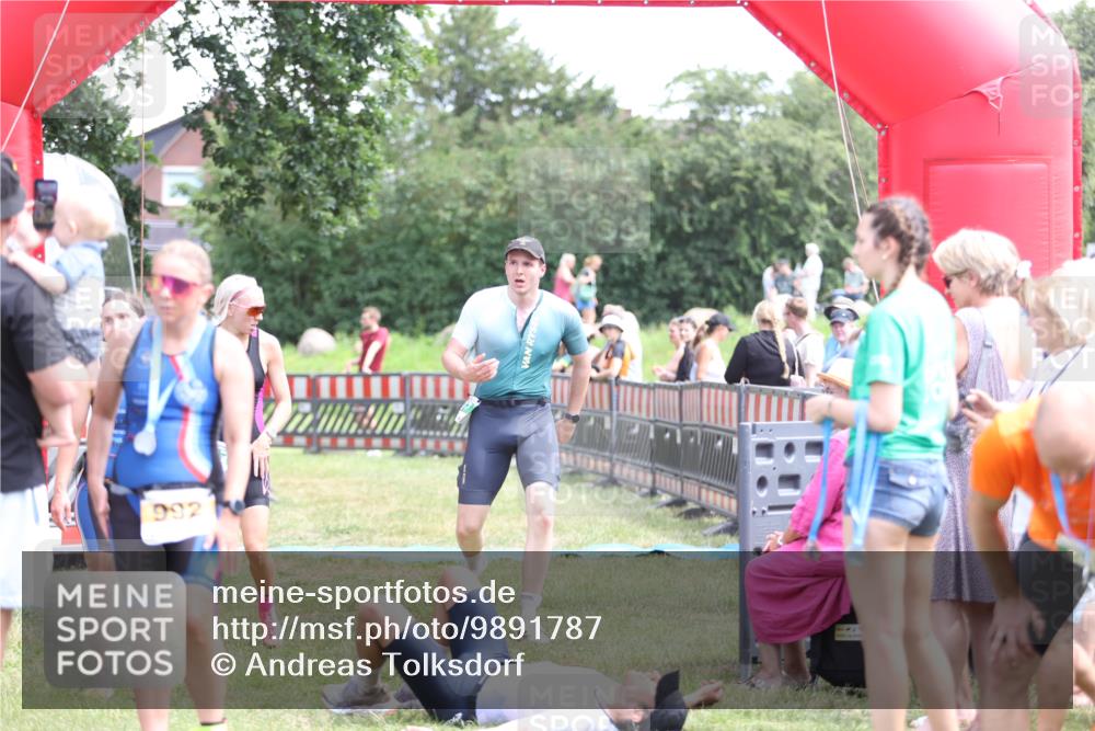 21.06.2026 - 29. Vierlanden-Triathlon Andreas Tolksdorf http://msf.ph/oto/9891787 21.06.2026 13:28:47 Ziel 707, 827, 901, 707, 827, 901 meine-sportfotos.de