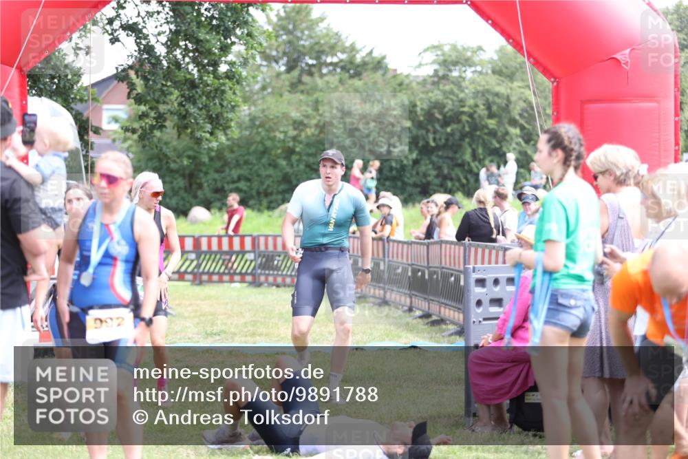 21.06.2026 - 29. Vierlanden-Triathlon Andreas Tolksdorf http://msf.ph/oto/9891788 21.06.2026 13:28:47 Ziel 707, 827, 901, 707, 827, 901 meine-sportfotos.de