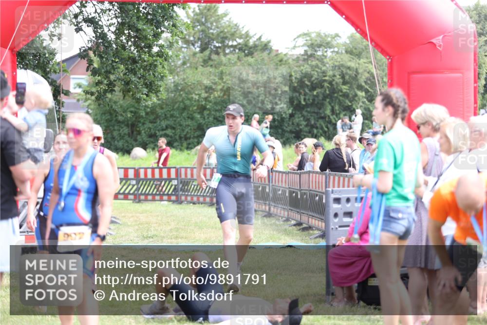 21.06.2026 - 29. Vierlanden-Triathlon Andreas Tolksdorf http://msf.ph/oto/9891791 21.06.2026 13:28:47 Ziel 707, 827, 901, 707, 827, 901 meine-sportfotos.de