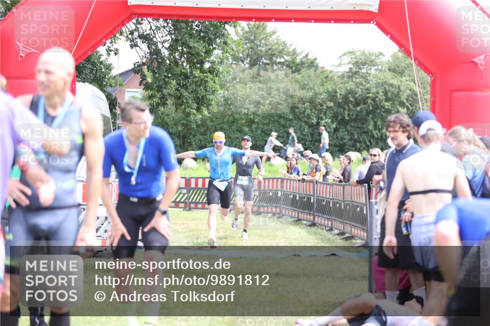 21.06.2026 - 29. Vierlanden-Triathlon Andreas Tolksdorf http://msf.ph/oto/9891812 21.06.2026 13:29:29 Ziel 114, 693, 730, 114, 693, 730 meine-sportfotos.de
