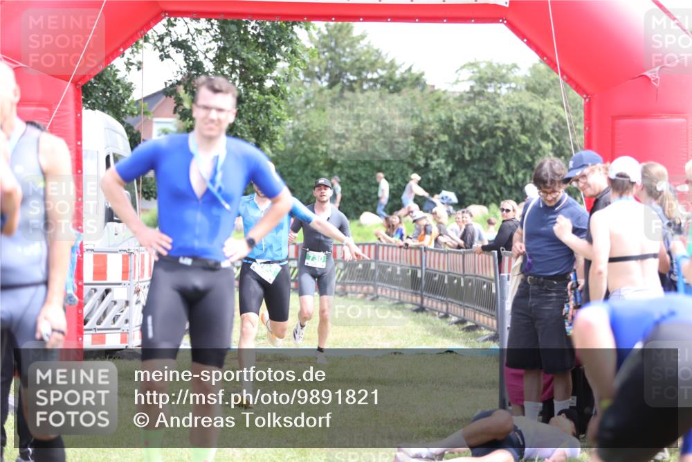 21.06.2026 - 29. Vierlanden-Triathlon Andreas Tolksdorf http://msf.ph/oto/9891821 21.06.2026 13:29:30 Ziel 114, 693, 730, 114, 693, 730 meine-sportfotos.de