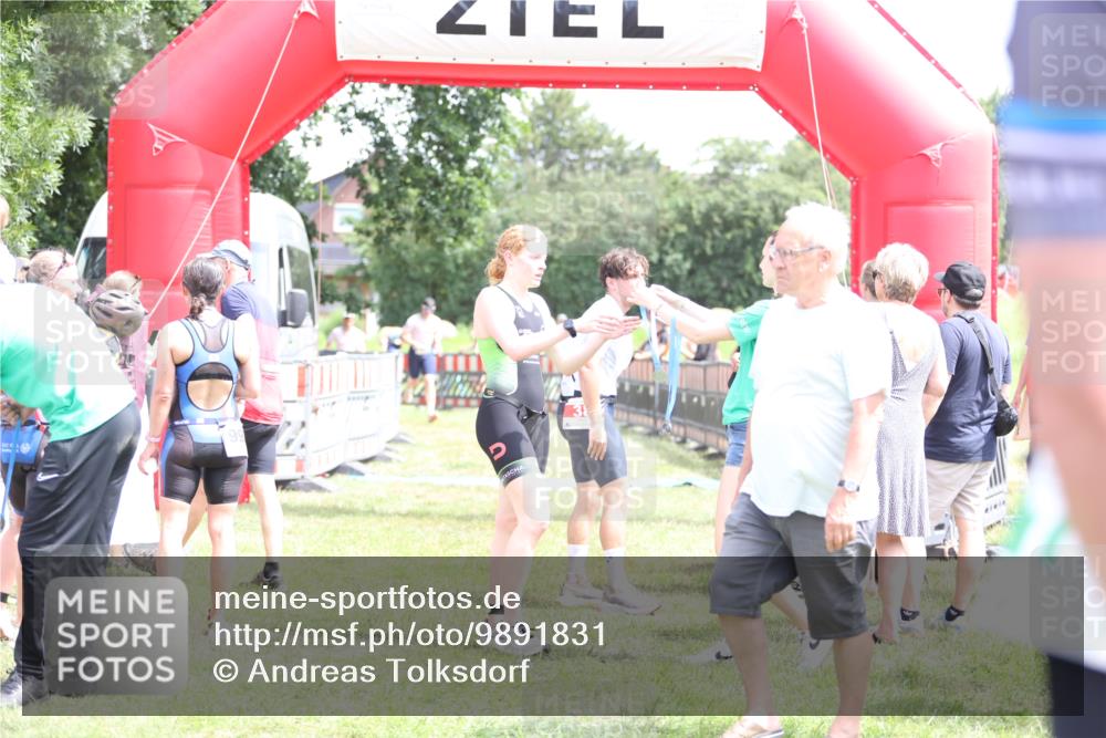 21.06.2026 - 29. Vierlanden-Triathlon Andreas Tolksdorf http://msf.ph/oto/9891831 21.06.2026 13:30:16 Ziel 83, 747, 758, 1011, 83, 747, 758, 1011 meine-sportfotos.de