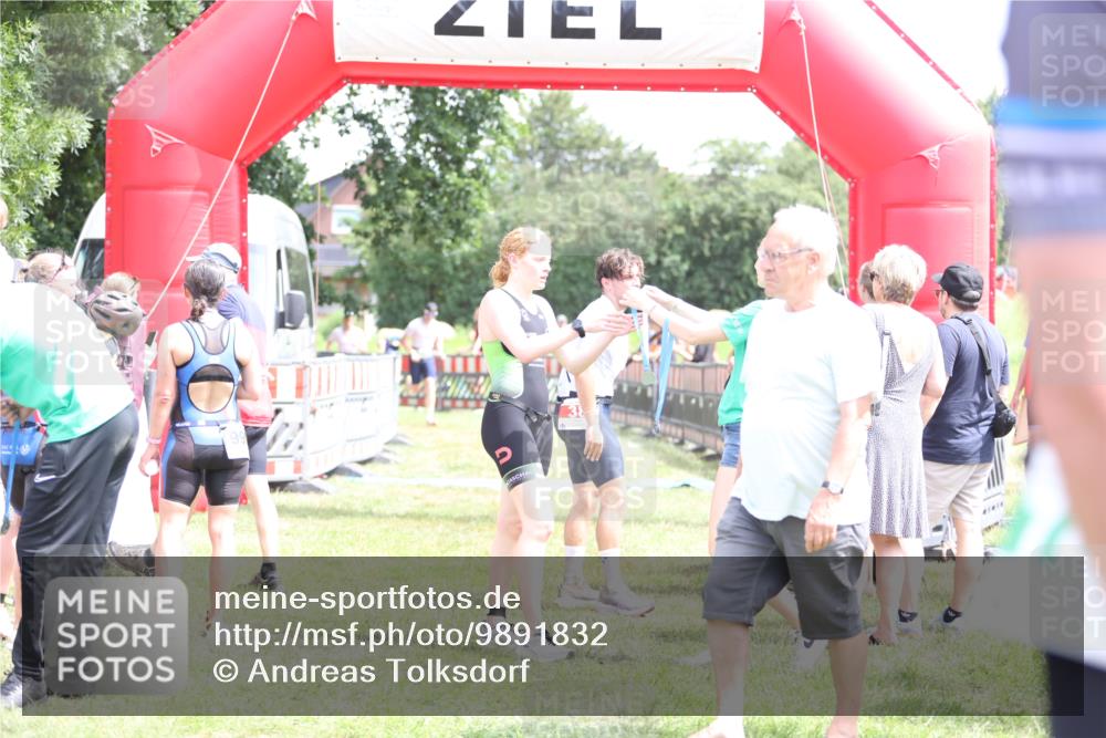 21.06.2026 - 29. Vierlanden-Triathlon Andreas Tolksdorf http://msf.ph/oto/9891832 21.06.2026 13:30:16 Ziel 83, 747, 758, 1011, 83, 747, 758, 1011 meine-sportfotos.de