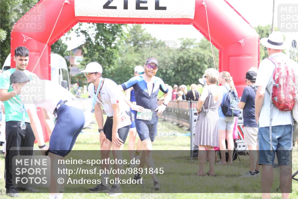 21.06.2026 - 29. Vierlanden-Triathlon Andreas Tolksdorf http://msf.ph/oto/9891845 21.06.2026 13:30:31 Ziel 1011, 1011 meine-sportfotos.de