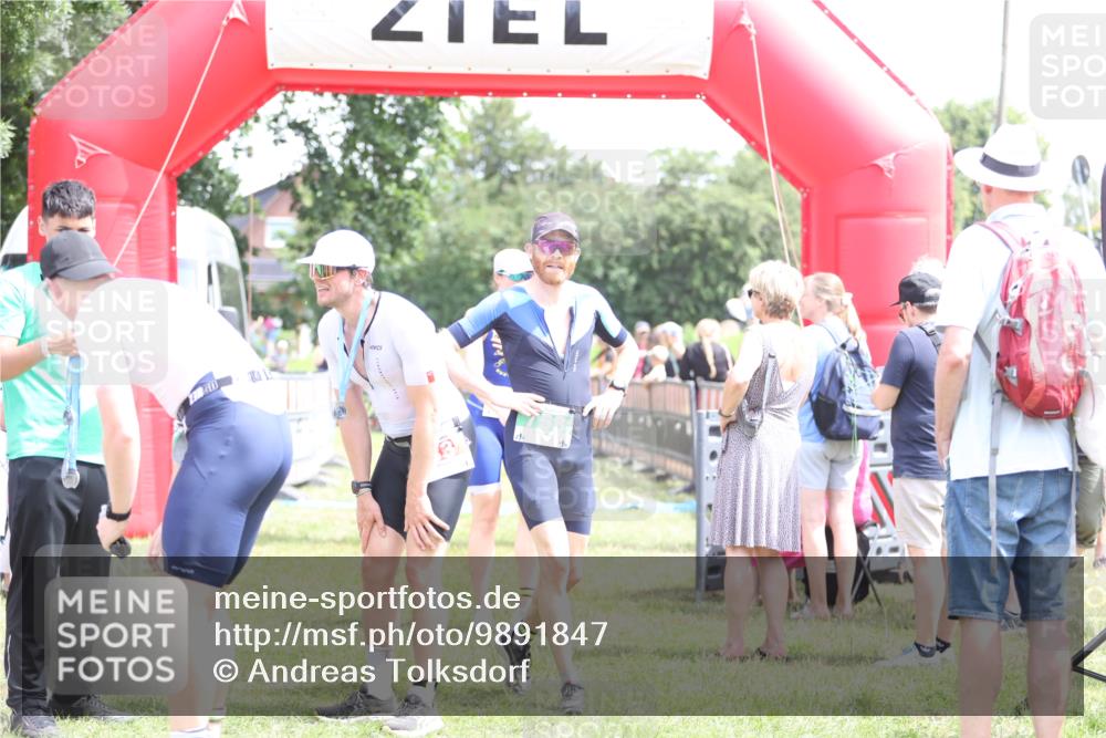 21.06.2026 - 29. Vierlanden-Triathlon Andreas Tolksdorf http://msf.ph/oto/9891847 21.06.2026 13:30:31 Ziel 1011, 1011 meine-sportfotos.de