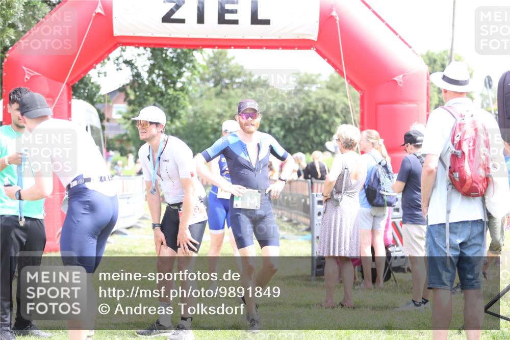 21.06.2026 - 29. Vierlanden-Triathlon Andreas Tolksdorf http://msf.ph/oto/9891849 21.06.2026 13:30:31 Ziel 1011, 1011 meine-sportfotos.de