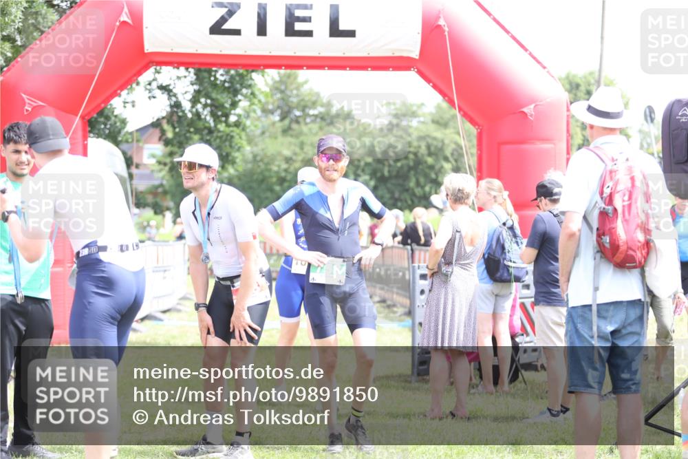 21.06.2026 - 29. Vierlanden-Triathlon Andreas Tolksdorf http://msf.ph/oto/9891850 21.06.2026 13:30:31 Ziel 1011, 1011 meine-sportfotos.de