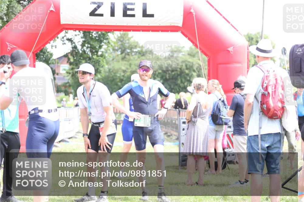 21.06.2026 - 29. Vierlanden-Triathlon Andreas Tolksdorf http://msf.ph/oto/9891851 21.06.2026 13:30:31 Ziel 1011, 1011 meine-sportfotos.de