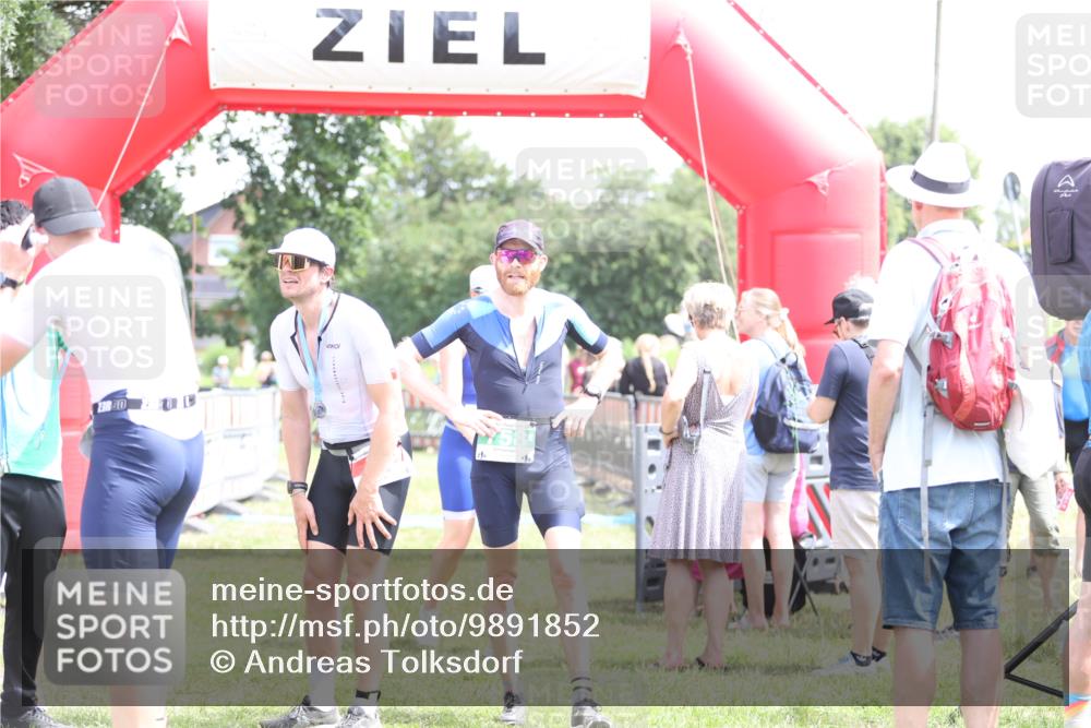 21.06.2026 - 29. Vierlanden-Triathlon Andreas Tolksdorf http://msf.ph/oto/9891852 21.06.2026 13:30:31 Ziel 1011, 1011 meine-sportfotos.de