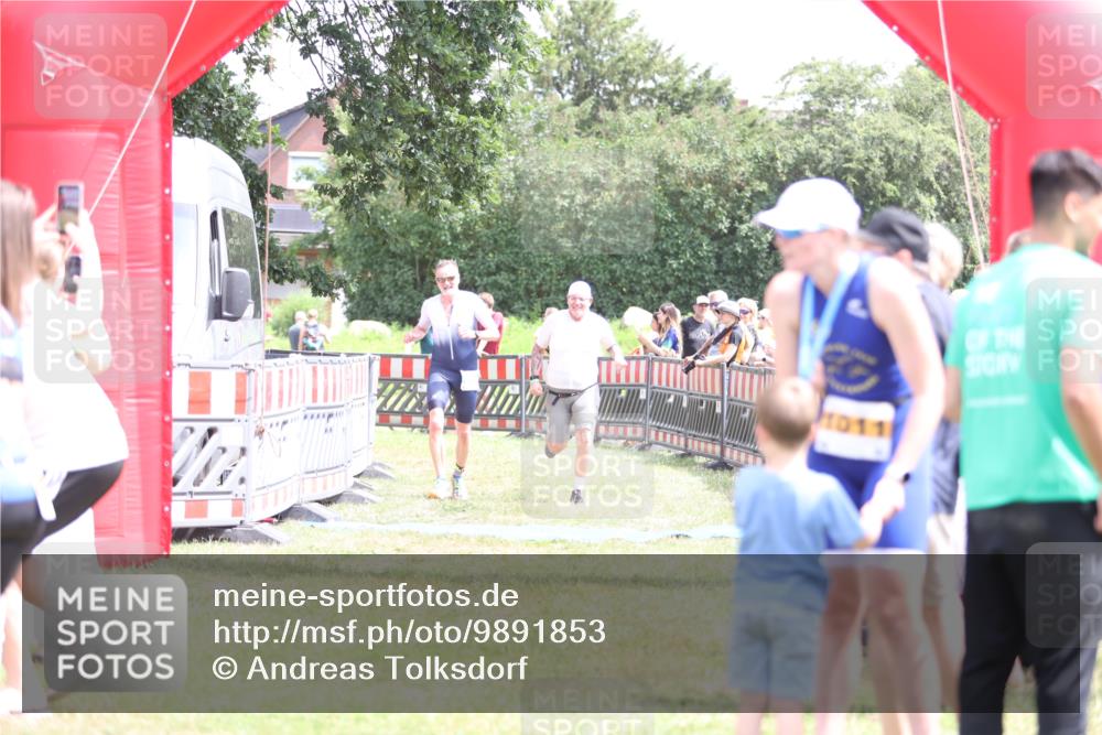 21.06.2026 - 29. Vierlanden-Triathlon Andreas Tolksdorf http://msf.ph/oto/9891853 21.06.2026 13:30:50 Ziel 887, 893, 887, 893 meine-sportfotos.de