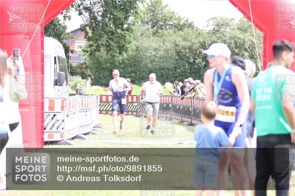 21.06.2026 - 29. Vierlanden-Triathlon Andreas Tolksdorf http://msf.ph/oto/9891855 21.06.2026 13:30:51 Ziel 887, 893, 887, 893 meine-sportfotos.de