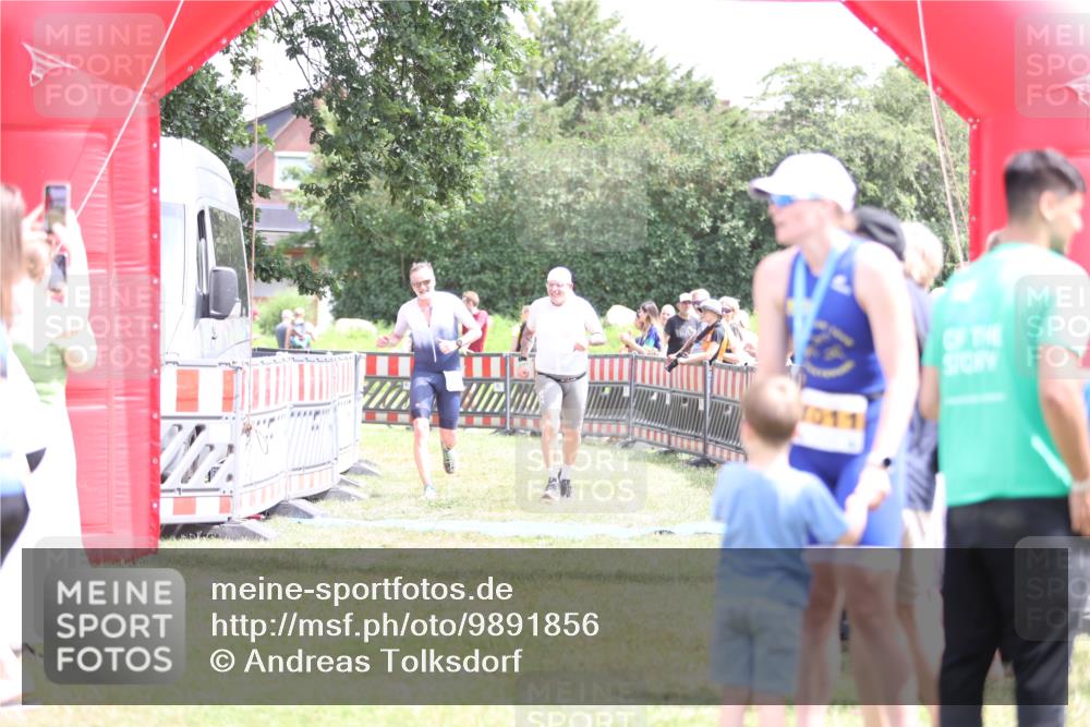 21.06.2026 - 29. Vierlanden-Triathlon Andreas Tolksdorf http://msf.ph/oto/9891856 21.06.2026 13:30:51 Ziel 887, 893, 887, 893 meine-sportfotos.de