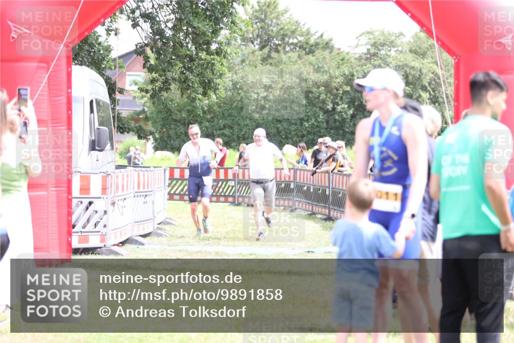 21.06.2026 - 29. Vierlanden-Triathlon Andreas Tolksdorf http://msf.ph/oto/9891858 21.06.2026 13:30:51 Ziel 887, 893, 887, 893 meine-sportfotos.de