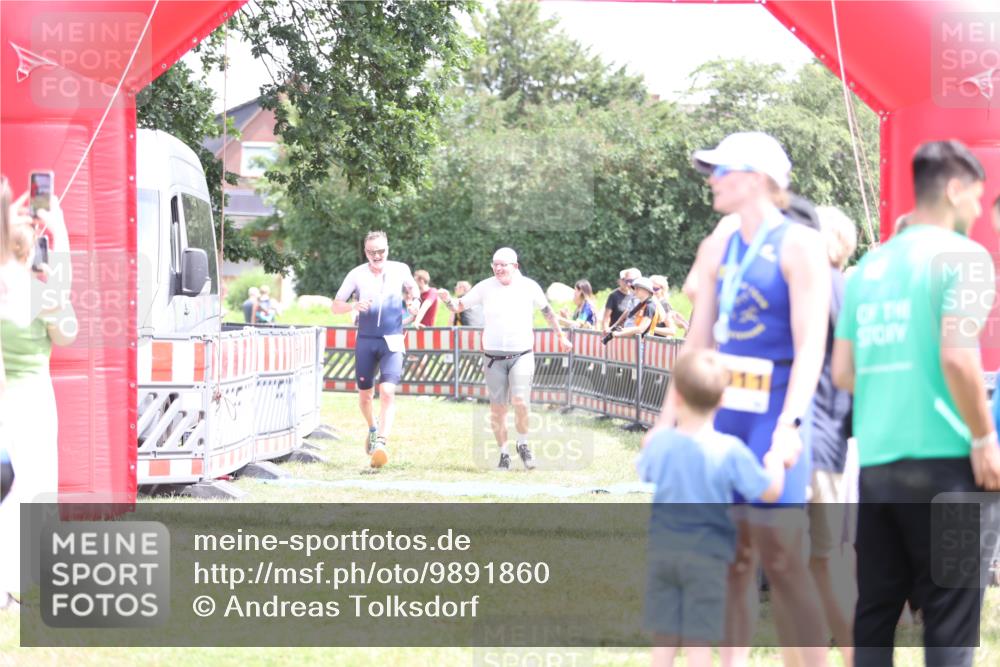 21.06.2026 - 29. Vierlanden-Triathlon Andreas Tolksdorf http://msf.ph/oto/9891860 21.06.2026 13:30:51 Ziel 887, 893, 887, 893 meine-sportfotos.de