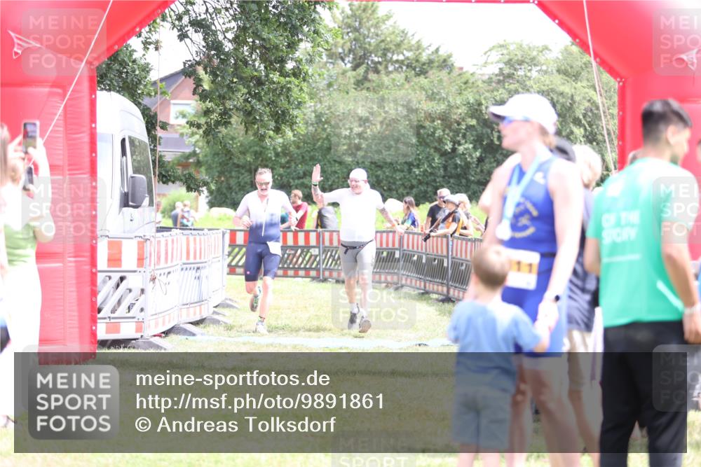 21.06.2026 - 29. Vierlanden-Triathlon Andreas Tolksdorf http://msf.ph/oto/9891861 21.06.2026 13:30:51 Ziel 887, 893, 887, 893 meine-sportfotos.de