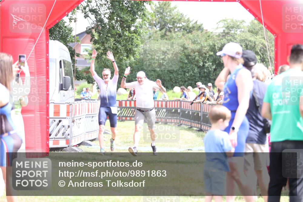 21.06.2026 - 29. Vierlanden-Triathlon Andreas Tolksdorf http://msf.ph/oto/9891863 21.06.2026 13:30:52 Ziel 887, 893, 887, 893 meine-sportfotos.de