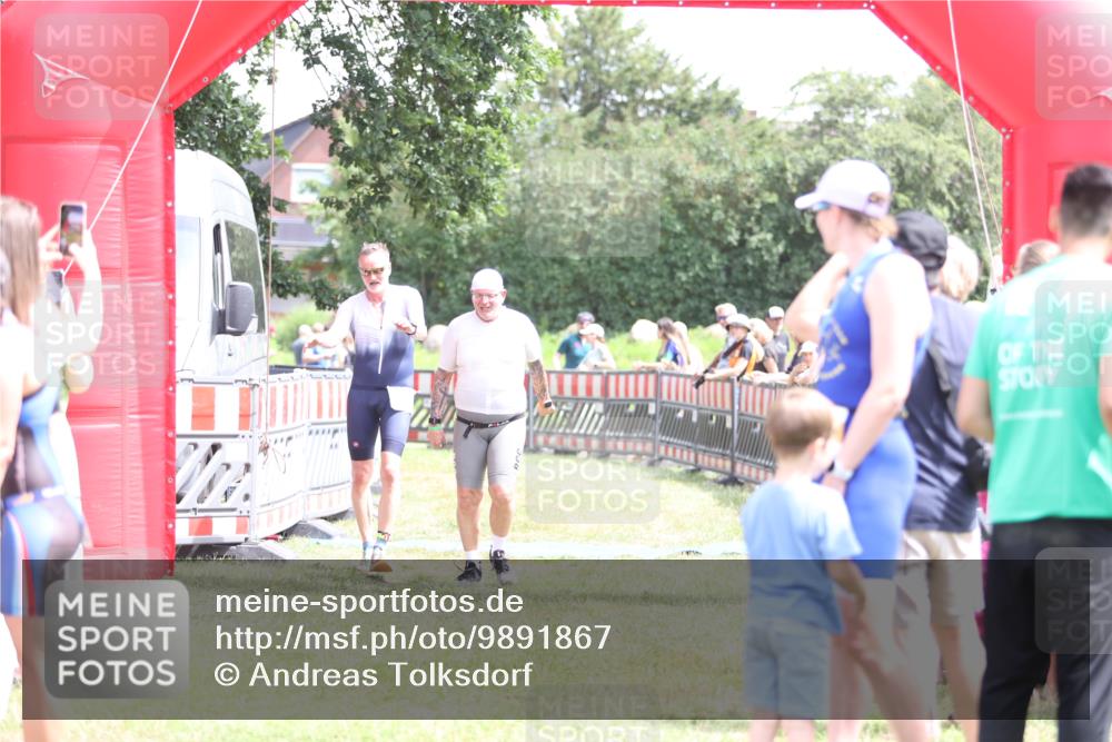 21.06.2026 - 29. Vierlanden-Triathlon Andreas Tolksdorf http://msf.ph/oto/9891867 21.06.2026 13:30:52 Ziel 887, 893, 887, 893 meine-sportfotos.de