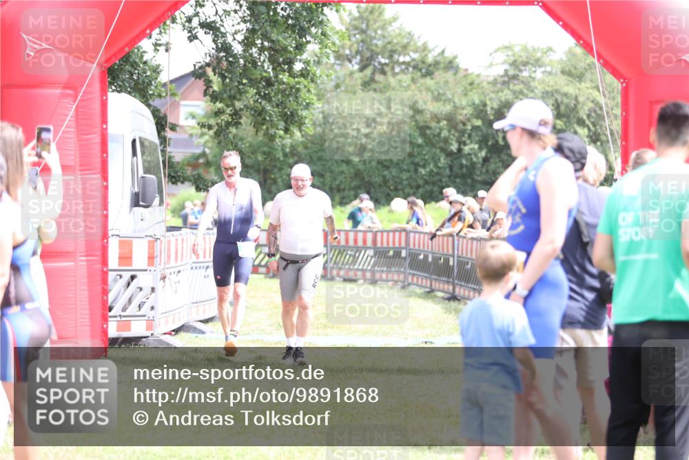 21.06.2026 - 29. Vierlanden-Triathlon Andreas Tolksdorf http://msf.ph/oto/9891868 21.06.2026 13:30:52 Ziel 887, 893, 887, 893 meine-sportfotos.de