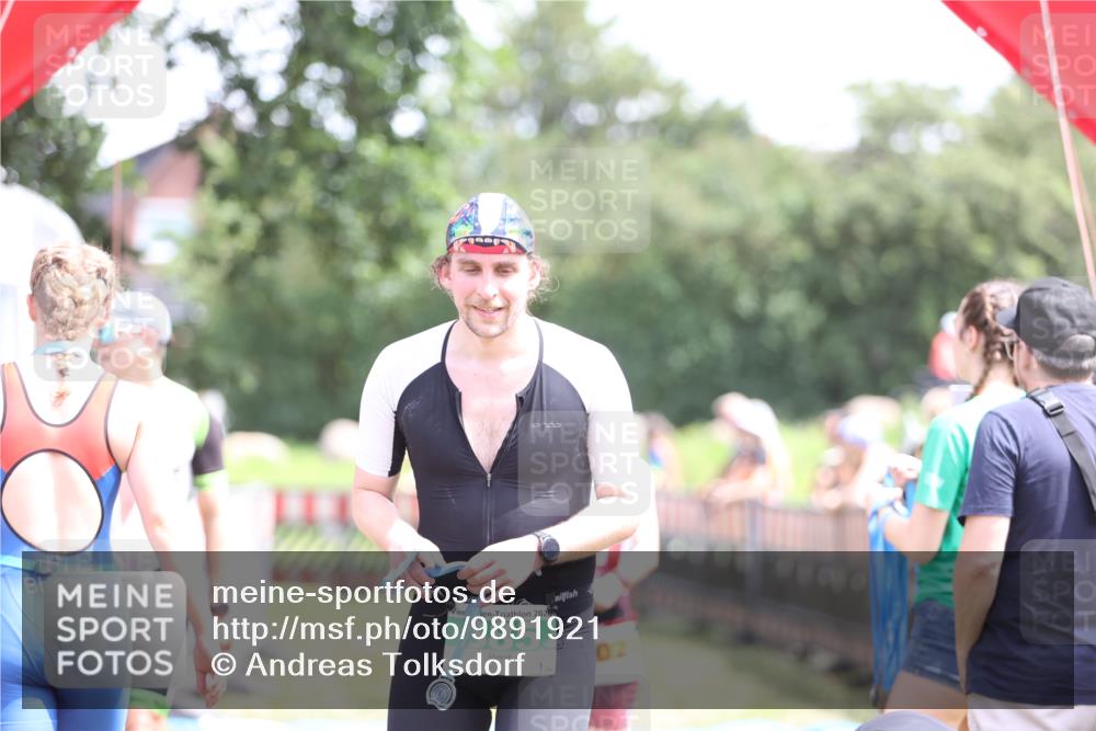 21.06.2026 - 29. Vierlanden-Triathlon Andreas Tolksdorf http://msf.ph/oto/9891921 21.06.2026 13:31:58 Ziel 1021, 1021 meine-sportfotos.de