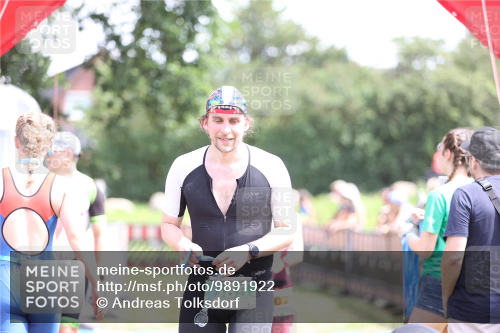 21.06.2026 - 29. Vierlanden-Triathlon Andreas Tolksdorf http://msf.ph/oto/9891922 21.06.2026 13:31:58 Ziel 1021, 1021 meine-sportfotos.de