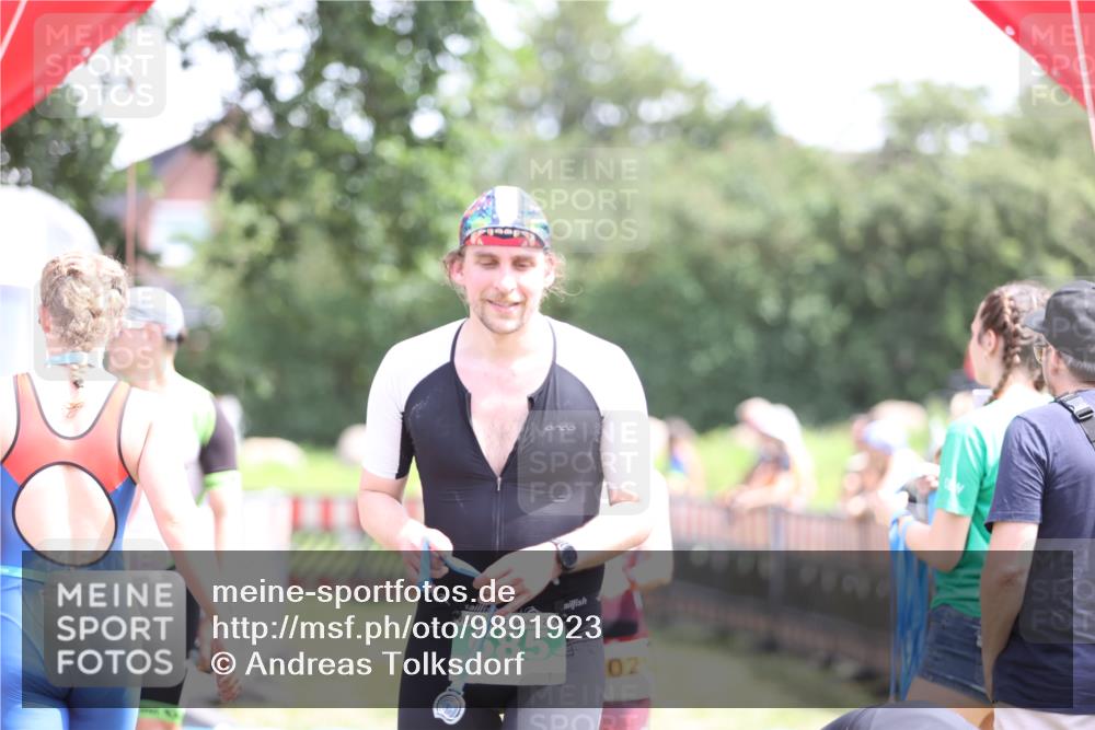 21.06.2026 - 29. Vierlanden-Triathlon Andreas Tolksdorf http://msf.ph/oto/9891923 21.06.2026 13:31:58 Ziel 1021, 1021 meine-sportfotos.de