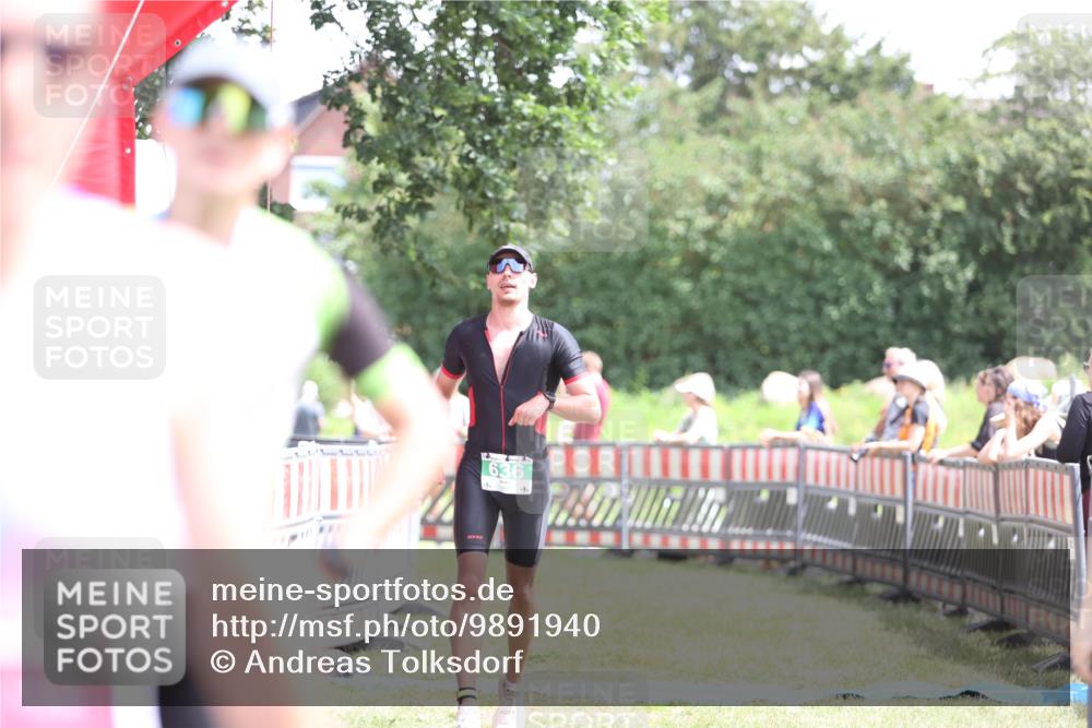 21.06.2026 - 29. Vierlanden-Triathlon Andreas Tolksdorf http://msf.ph/oto/9891940 21.06.2026 13:32:11 Ziel 636, 987, 636, 987 meine-sportfotos.de
