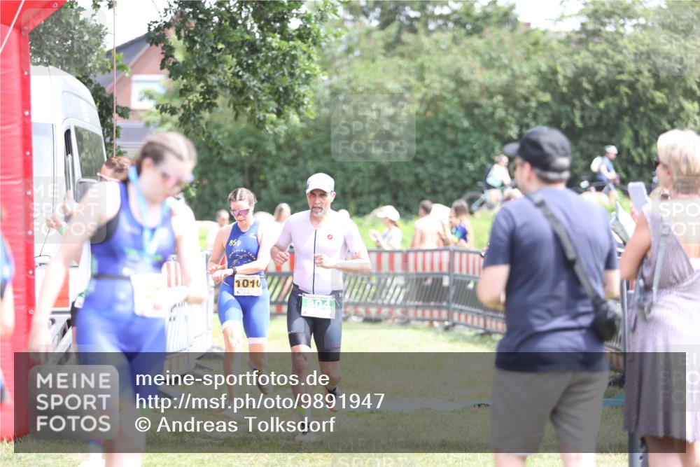 21.06.2026 - 29. Vierlanden-Triathlon Andreas Tolksdorf http://msf.ph/oto/9891947 21.06.2026 13:32:29 Ziel 683, 769, 804, 900, 986, 1003, 1010, 683, 769, 804, 900, 986, 1003, 1010 meine-sportfotos.de