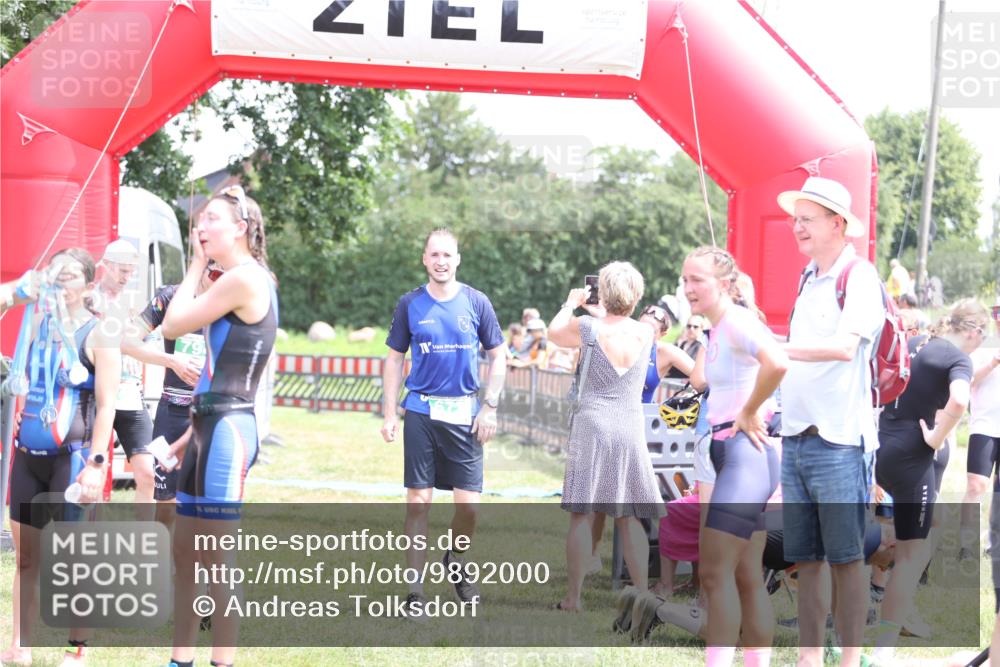 21.06.2026 - 29. Vierlanden-Triathlon Andreas Tolksdorf http://msf.ph/oto/9892000 21.06.2026 13:33:29 Ziel 59, 737, 776, 869, 59, 737, 776, 869 meine-sportfotos.de