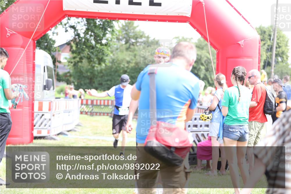 21.06.2026 - 29. Vierlanden-Triathlon Andreas Tolksdorf http://msf.ph/oto/9892022 21.06.2026 13:34:59 Ziel 664, 664 meine-sportfotos.de