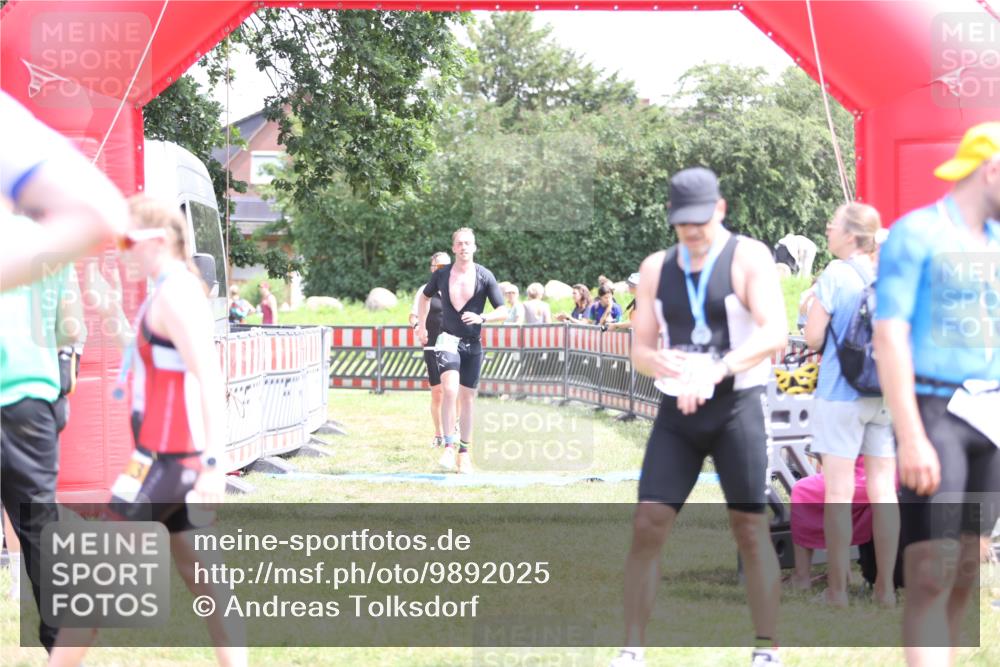 21.06.2026 - 29. Vierlanden-Triathlon Andreas Tolksdorf http://msf.ph/oto/9892025 21.06.2026 13:35:15 Ziel 658, 813, 658, 813 meine-sportfotos.de