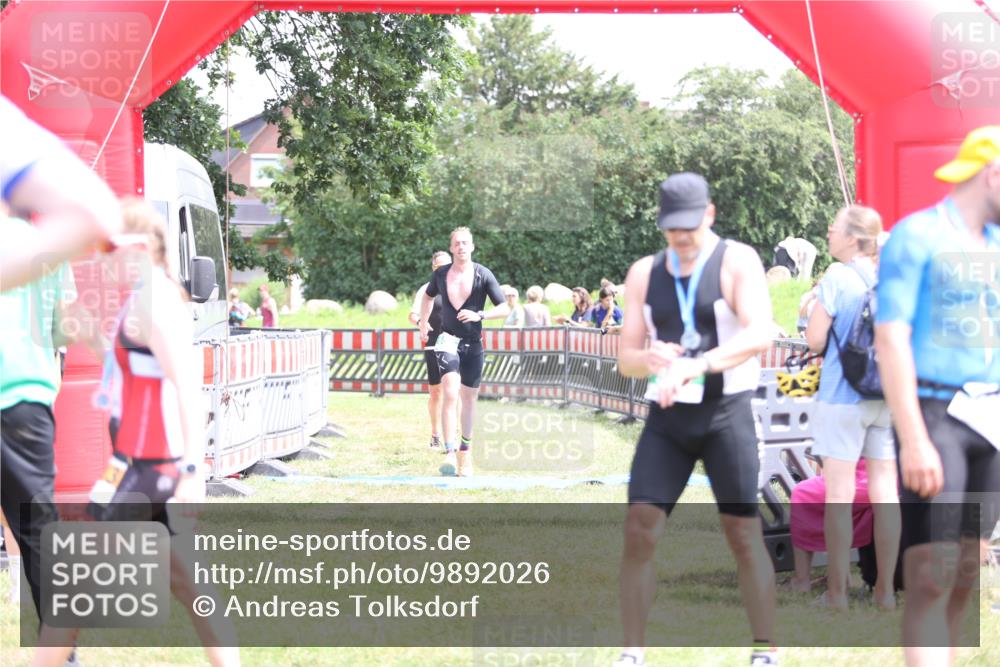 21.06.2026 - 29. Vierlanden-Triathlon Andreas Tolksdorf http://msf.ph/oto/9892026 21.06.2026 13:35:15 Ziel 658, 813, 658, 813 meine-sportfotos.de