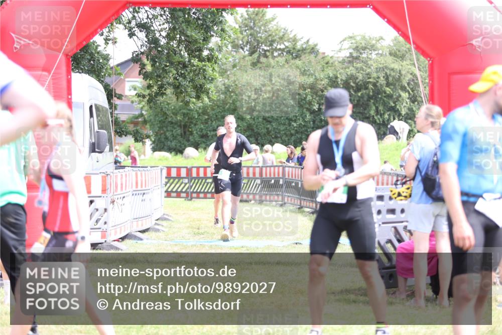 21.06.2026 - 29. Vierlanden-Triathlon Andreas Tolksdorf http://msf.ph/oto/9892027 21.06.2026 13:35:15 Ziel 658, 813, 658, 813 meine-sportfotos.de