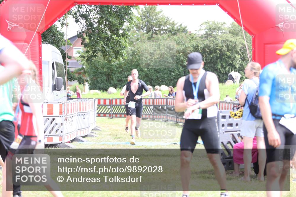 21.06.2026 - 29. Vierlanden-Triathlon Andreas Tolksdorf http://msf.ph/oto/9892028 21.06.2026 13:35:15 Ziel 658, 813, 658, 813 meine-sportfotos.de