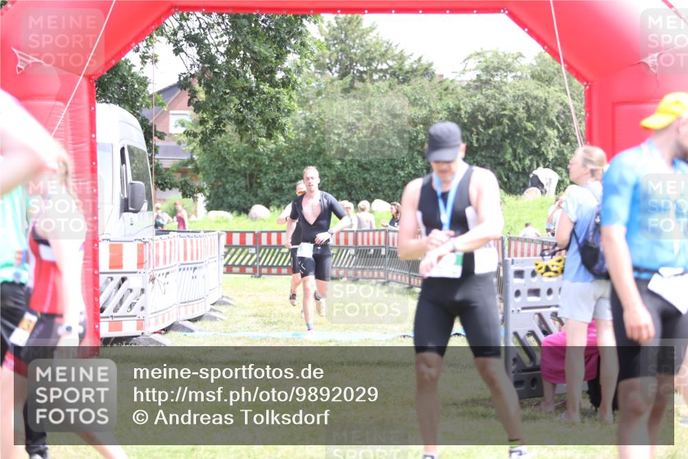 21.06.2026 - 29. Vierlanden-Triathlon Andreas Tolksdorf http://msf.ph/oto/9892029 21.06.2026 13:35:15 Ziel 658, 813, 658, 813 meine-sportfotos.de