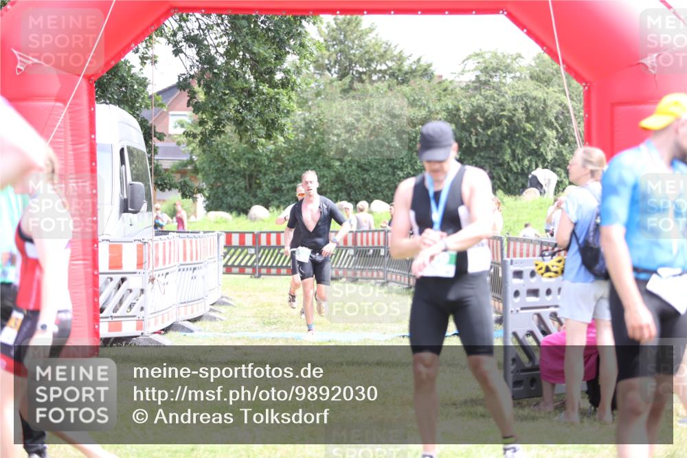 21.06.2026 - 29. Vierlanden-Triathlon Andreas Tolksdorf http://msf.ph/oto/9892030 21.06.2026 13:35:16 Ziel 658, 813, 658, 813 meine-sportfotos.de