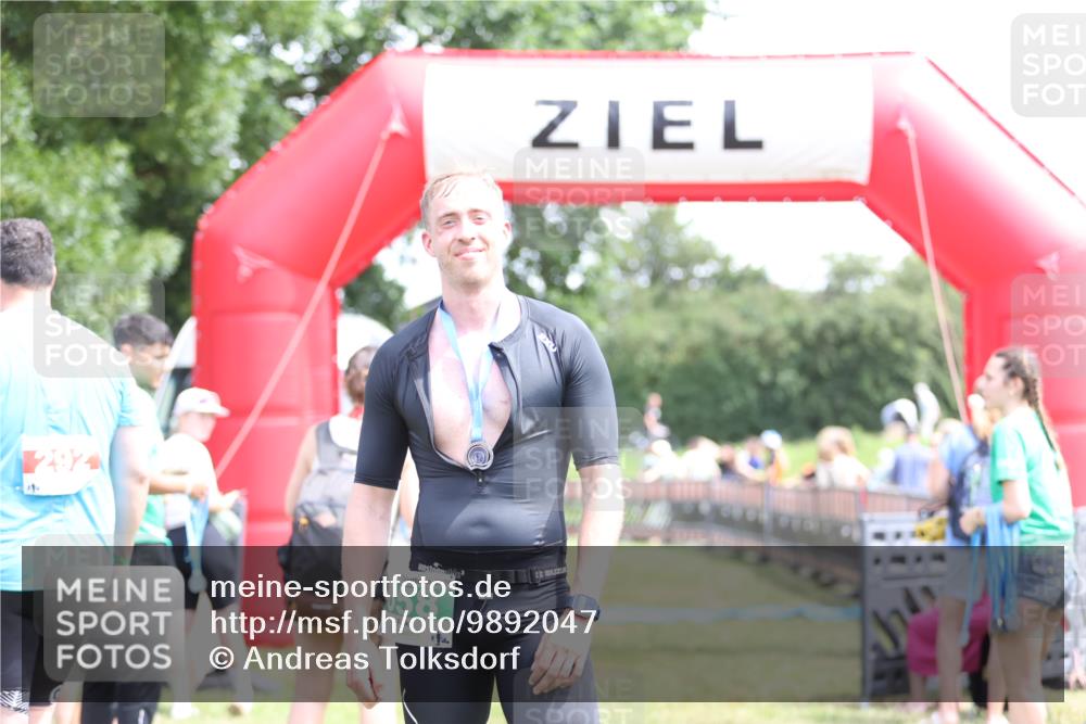 21.06.2026 - 29. Vierlanden-Triathlon Andreas Tolksdorf http://msf.ph/oto/9892047 21.06.2026 13:35:42 Ziel  meine-sportfotos.de