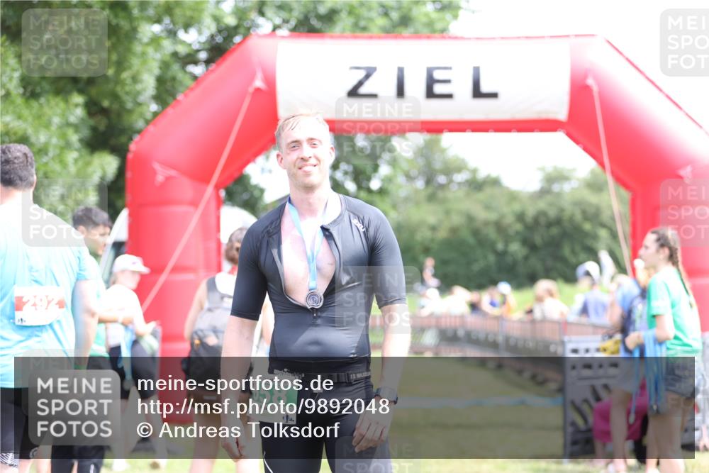 21.06.2026 - 29. Vierlanden-Triathlon Andreas Tolksdorf http://msf.ph/oto/9892048 21.06.2026 13:35:42 Ziel  meine-sportfotos.de