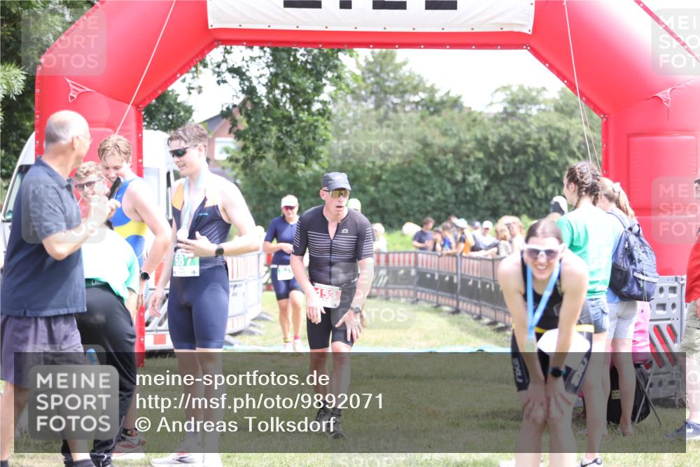 21.06.2026 - 29. Vierlanden-Triathlon Andreas Tolksdorf http://msf.ph/oto/9892071 21.06.2026 13:36:14 Ziel 5, 845, 5, 845 meine-sportfotos.de