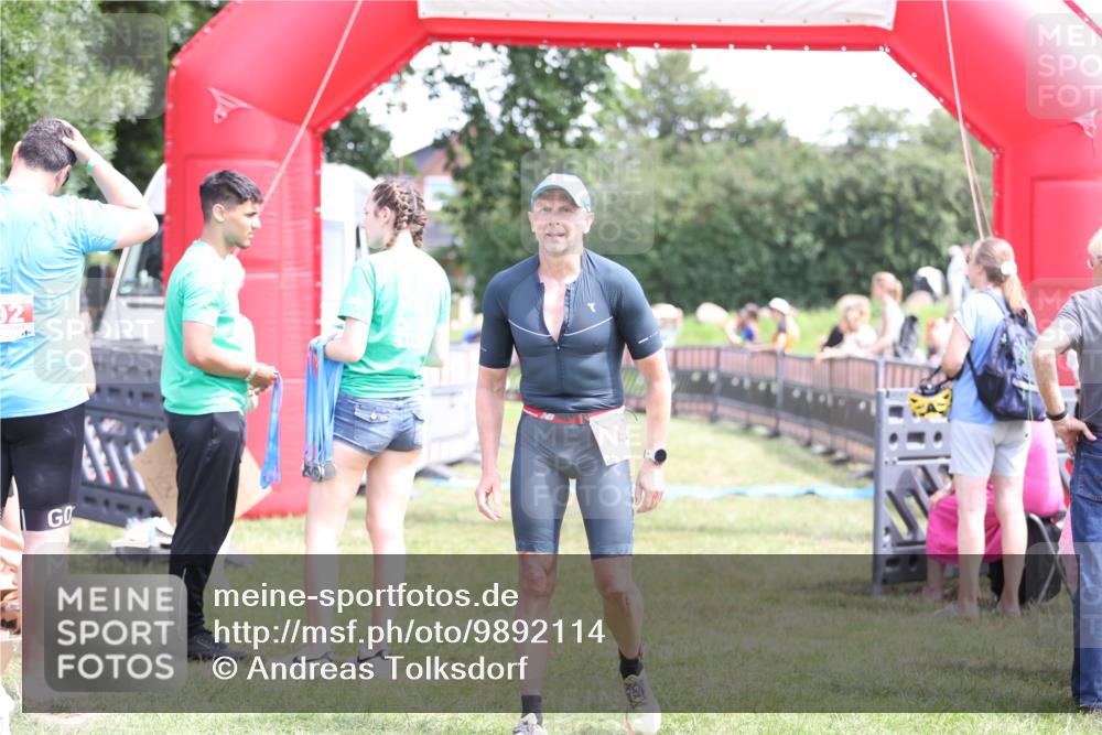 21.06.2026 - 29. Vierlanden-Triathlon Andreas Tolksdorf http://msf.ph/oto/9892114 21.06.2026 13:37:11 Ziel 1005, 1005 meine-sportfotos.de