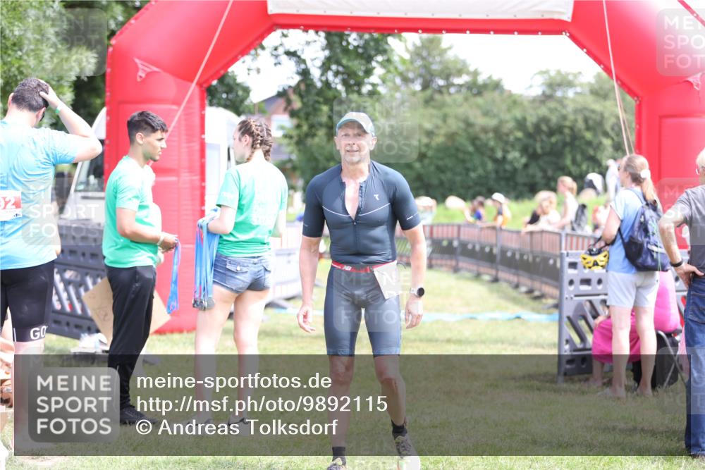 21.06.2026 - 29. Vierlanden-Triathlon Andreas Tolksdorf http://msf.ph/oto/9892115 21.06.2026 13:37:11 Ziel 1005, 1005 meine-sportfotos.de