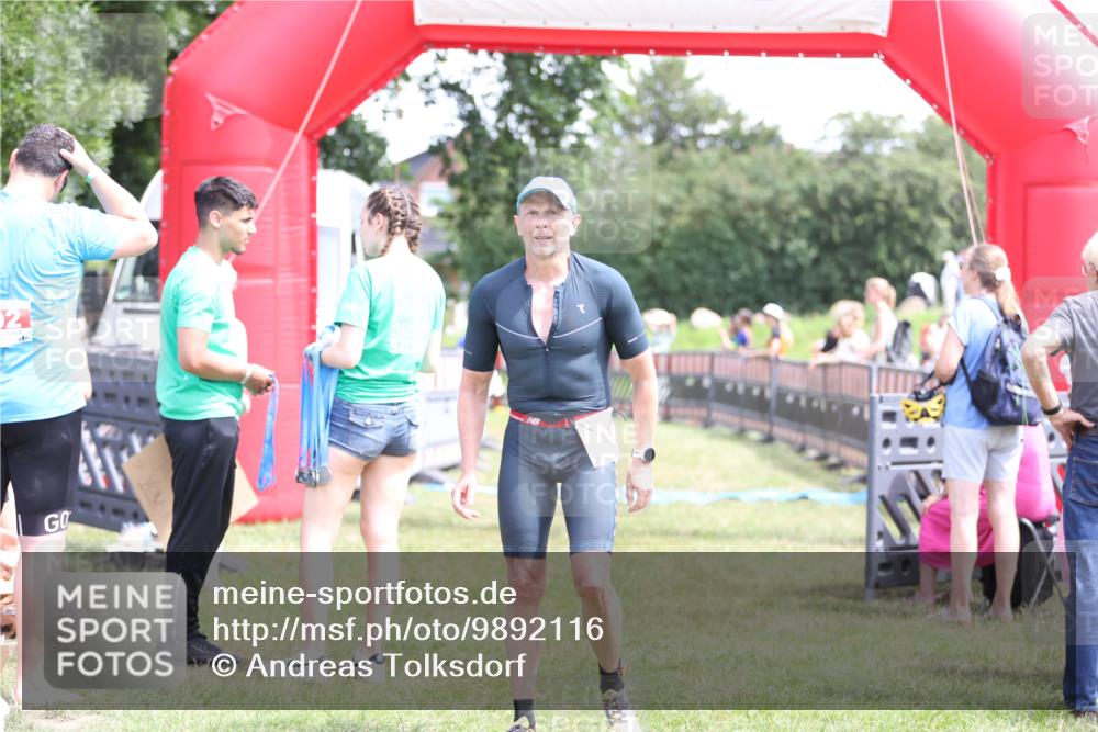 21.06.2026 - 29. Vierlanden-Triathlon Andreas Tolksdorf http://msf.ph/oto/9892116 21.06.2026 13:37:11 Ziel 1005, 1005 meine-sportfotos.de