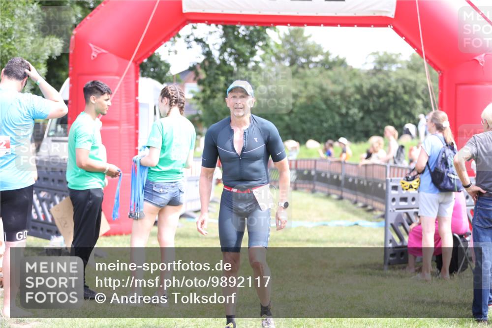 21.06.2026 - 29. Vierlanden-Triathlon Andreas Tolksdorf http://msf.ph/oto/9892117 21.06.2026 13:37:11 Ziel 1005, 1005 meine-sportfotos.de