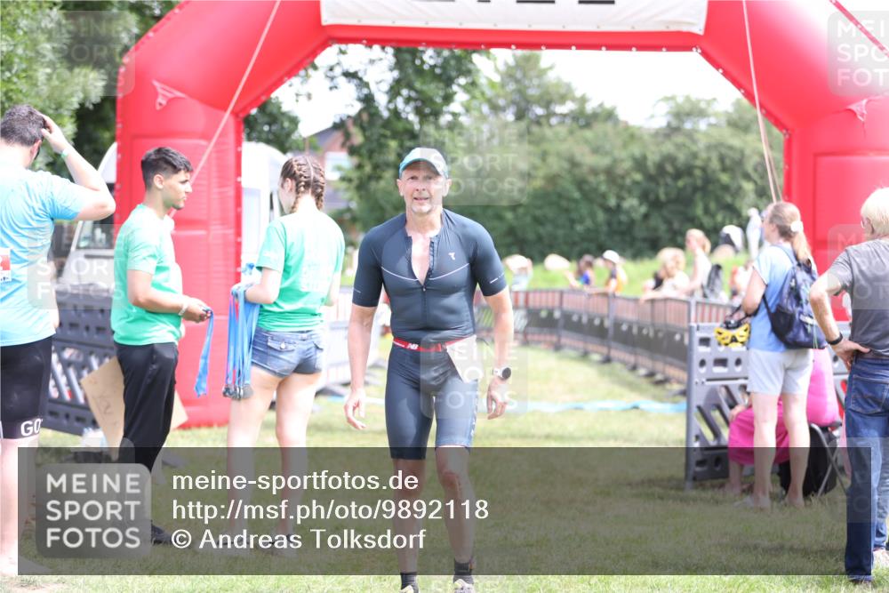 21.06.2026 - 29. Vierlanden-Triathlon Andreas Tolksdorf http://msf.ph/oto/9892118 21.06.2026 13:37:11 Ziel 1005, 1005 meine-sportfotos.de
